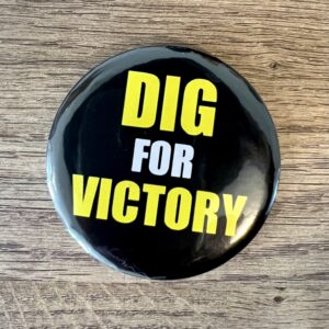 School history activity workshops. Dig for victory. WW2 PIN BADGE